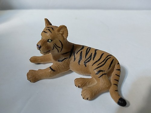 Mojo tiger cub lying - mojo,